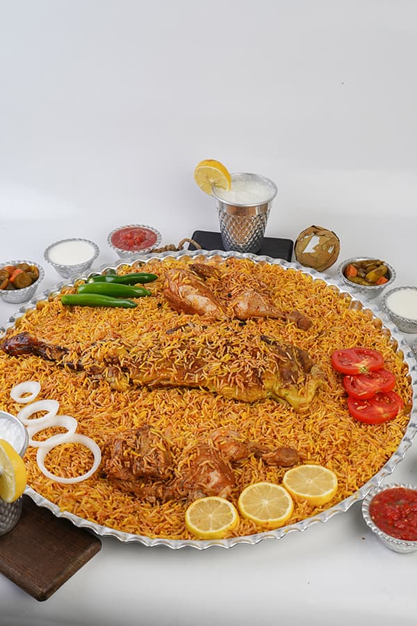 منسف كبسة لحم كتف ودجاجة كاملة